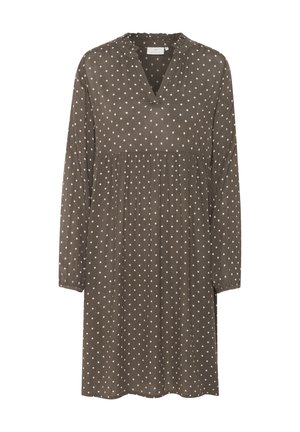 Abito marrone con colletto rotondo, maniche lunghe e vita arricciata. Presenta pois bianchi e un tessuto morbido e strutturato.