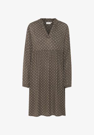 Robe marron avec un col rond, des manches longues et une taille froncée. Elle présente des pois blancs et un tissu doux et texturé.