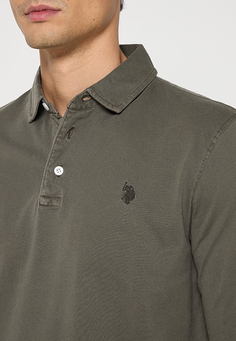Olivenfarbener Langarm-Polohemd aus Baumwollstoff mit Kragen, Knopfleiste und besticktem Logo auf der linken Brust.