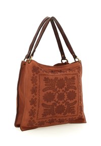 Borsa a mano in pelle marrone con due manici marrone scuro, caratterizzata da motivi floreali in rilievo e anelli in metallo dorato che attaccano i manici.