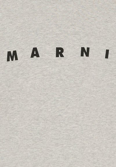 T-shirt en coton gris arborant de grandes lettres noires formant le mot "MARNI" en arc de cercle. Le tissu a une texture lisse et décontractée.
