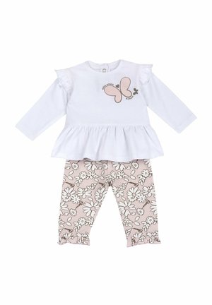 Maglietta bianca a maniche lunghe per bambino con grafica di farfalla e volant, abbinata a leggings rosa con stampa floreale e orli arricciati.