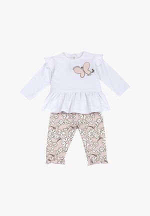 Maglietta bianca a maniche lunghe per bambino con grafica di farfalla e volant, abbinata a leggings rosa con stampa floreale e orli arricciati.