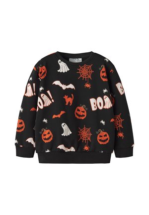 Sweat-shirt noir à thème Halloween avec des citrouilles orange, des fantômes blancs, des chauves-souris, des araignées, des toiles d'araignée, un chat noir et le mot "BOO!" en grandes lettres.