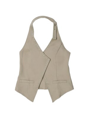 Chaleco beige con cuello halter y detalles en remaches plateados a lo largo de los bordes delanteros y dos pequeños bolsillos horizontales con abertura.
