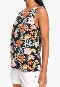 Kwiatowy top na ramiączkach z czarnym tłem i kolorowymi kwiatami w odcieniach pomarańczowego, różowego i niebieskiego; miękki materiał; bezrękawowy fason.