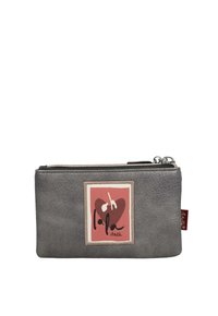 Portafoglio grigio in finta pelle con chiusura a zip, caratterizzato da una grafica a cuore rosa e rossa sulla parte frontale e da un piccolo tag rosso sul lato.