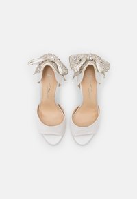 Blue by Betsey Johnson Augstpapēžu sandales - white
