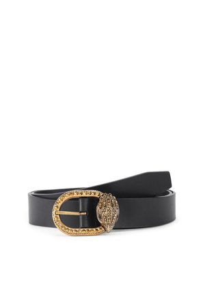 Czarny skórzany pasek z klamrą w kolorze złota w kształcie ręki, ozdobiony dekoracyjnymi ćwiekami i owalną ramką.