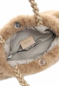 Beige nepbont handtas met gevlochten strap, grijze voering, ritsvak en een beige label. Voorzien van een zilveren drukknoopsluiting aan de binnenkant.