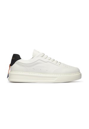 Sneaker bianca bassa con suola spessa, linguetta nera sul tallone, linguetta arancione e lacci, mostrata di profilo su sfondo bianco.