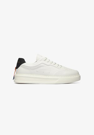 Sneaker bianca bassa con suola spessa, linguetta nera sul tallone, linguetta arancione e lacci, mostrata di profilo su sfondo bianco.