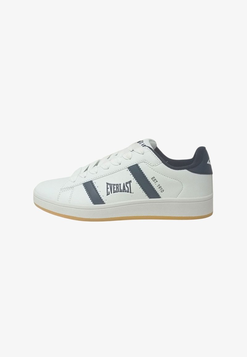 Sneaker sintetici bianchi con strisce blu navy, punta tonda, suola piatta in gomma e marchio "Everlast". Design con lacci e collo imbottito.