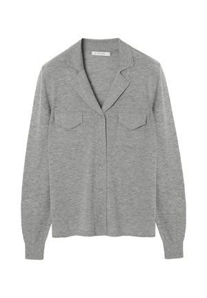 Cardigan grigio, tessuto a maglia leggero, chiusura frontale con bottoni, due tasche sul petto, collo sciallato, maniche lunghe, texture liscia, senza motivi.