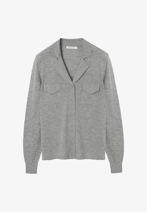 Cardigan grigio, tessuto a maglia leggero, chiusura frontale con bottoni, due tasche sul petto, collo sciallato, maniche lunghe, texture liscia, senza motivi.