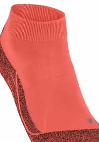 Różowe skarpetki do kostek z prążkowanym mankietem, z czarnym nakrapianym wzorem po boku i małym szarym logo na kostce.