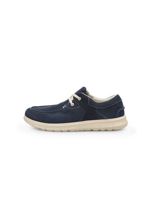 Scarpa casual da uomo blu navy con lacci, suola bianca e cuciture bianche, vista laterale su sfondo bianco semplice.