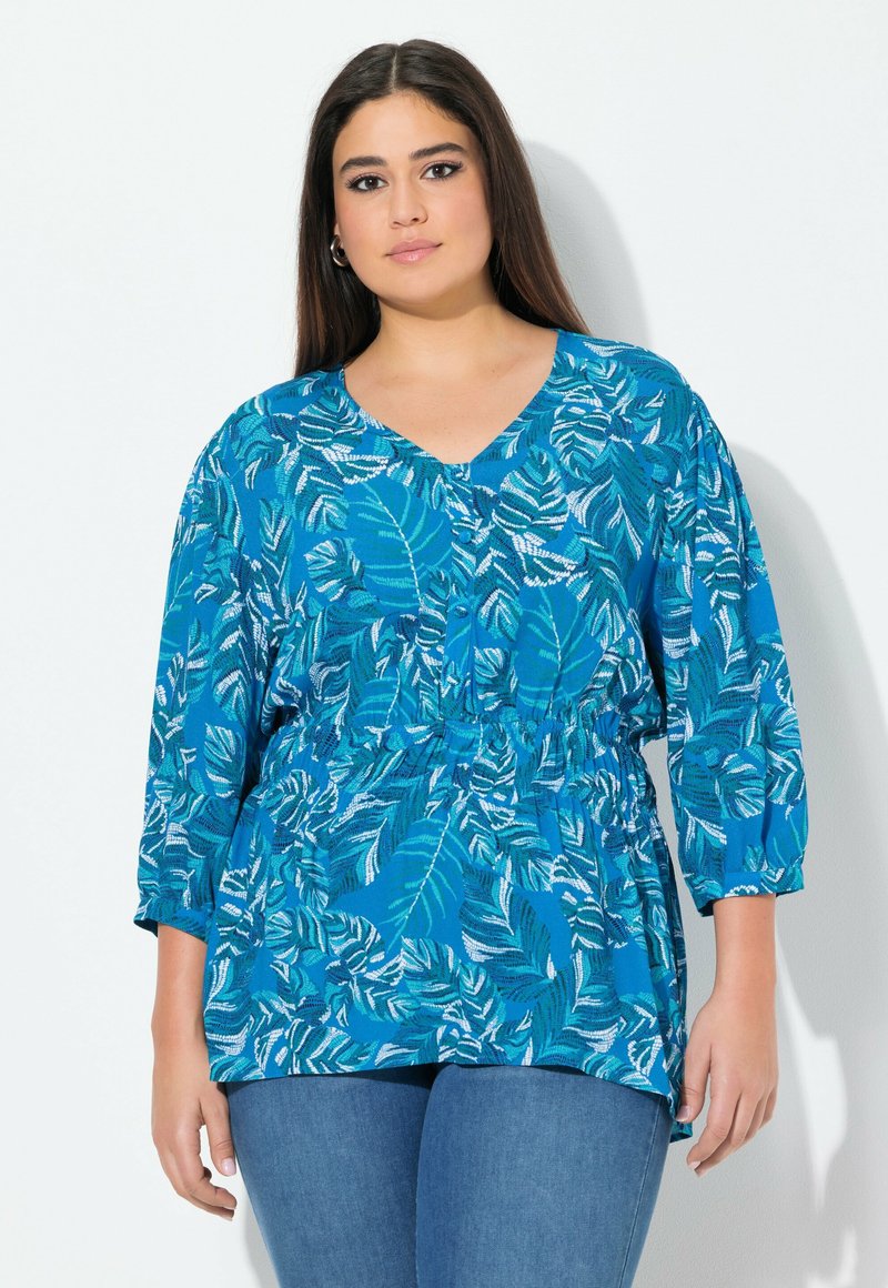 Blusa blu con un motivo a foglie, scollatura a V, vita elastica e maniche a tre quarti. Tessuto morbido con una vestibilità comoda.