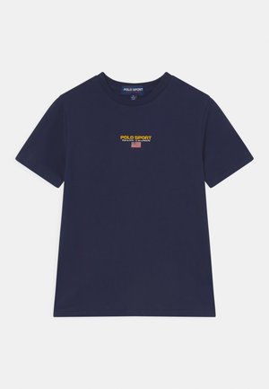 Granatowy krótki t-shirt z napisem "Polo Sport Ralph Lauren" i małą amerykańską flagą wyhaftowaną na piersi.