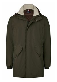 Olijfgroene parka jack met een kraag van nepbont, ritssluiting aan de voorkant en twee grote drukknoopzakken. Eenvoudig, functioneel ontwerp.