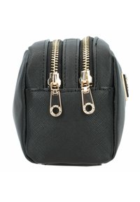 Borsa cosmetica nera con texture, dotata di due chiusure a cerniera dorate superiori e dettagli in hardware liscio; forma quadrata compatta.