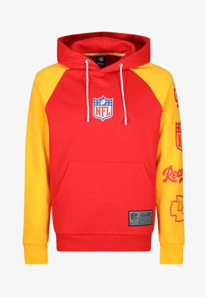 Rode en gele NFL-hoodie met een voorzak, witte trekkoorden, logo op de borst en tekst op de mouw; gemaakt van zachte stof.