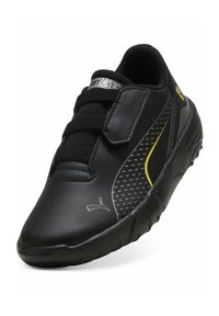 Czarny syntetyczny but sportowy o teksturowanym wykończeniu, wyposażony w elastyczne sznurowadła i pasek na rzep, wyróżniony szarymi i żółtymi akcentami.