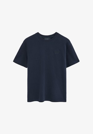 Marineblaues T-Shirt mit kurzen Ärmeln und Rundhalsausschnitt, versehen mit einem kleinen, geprägten Quadrat-Logo auf der linken Brust.