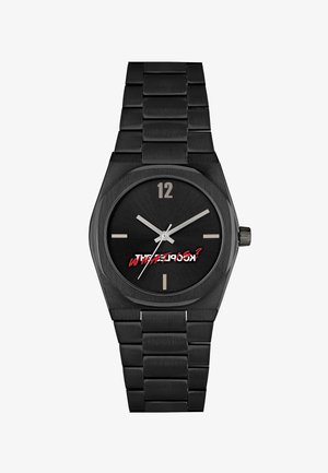 Svart armbandsur med rektangulär klockkapsel, metall-länkarmband och svart urtavla som har vita timmarkörer och grafisk text i röd.