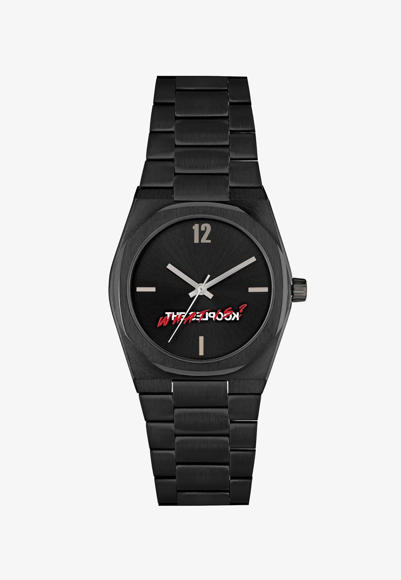 Juodas riešinis laikrodis su stačiakampiu korpusu, metaline grandinėlės apyranke ir juodu ciferblatu, kuriame yra balti valandų žymekliai ir raudonais grafikos tekstais.