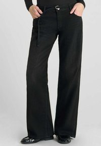 Zwarte wijde spijkerbroek met een klassieke vijf-pocket ontwerp, rits aan de voorkant en metalen hardware, gemaakt van denim stof met een gladde afwerking.