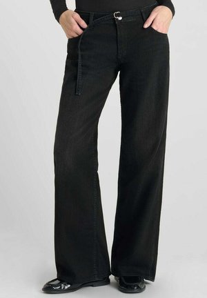 Jean noir à jambe large avec un design classique à cinq poches, fermeture éclair à l'avant et quincaillerie en métal, fabriqué en denim avec une finition lisse.