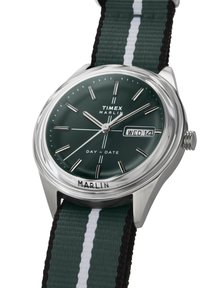 Timex Marlin horloge met een groene wijzerplaat, zilveren uurmarkeringen en dag- en datumvenster. Voorzien van een groen-zwart gestreepte stoffen band.