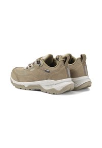 Baskets d'athlétisme khaki avec une texture en daim, dotées d'une semelle blanche, de quincaillerie métallique et d'un système de lacets. Zones de talon et d'orteil renforcées.