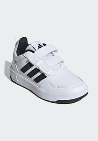 Biela športová obuv s čiernymi detailmi, vybavená hladkým koženým zvrškom, sieťovaným jazykom a dvojitými suchými zipsami pre jednoduché zapínanie.
