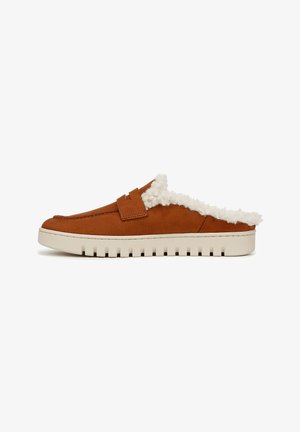 Scarpa slip-on in pelle marrone con una morbida fodera bianca, una suola piatta color crema con bordi scanalati e un semplice dettaglio a fascia.