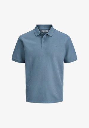 Męska jasnoniebieska koszulka polo z krótkim rękawem, wykonana z teksturowanej tkaniny, z dwoma guzikami i małym logo na lewej piersi.