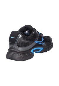 Scarpa sportiva nera con upper in mesh e materiale sintetico, caratterizzata da accenti blu. Suola ammortizzata, dettagli testurizzati e marchio ben visibile sul tallone.