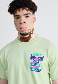 Obey Clothing RISE ABOVE RIBBON - T-shirts print - cucumber