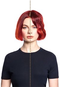 Femme aux cheveux rouges courts, divisée verticalement par une ligne pointillée montrant un côté lisse et l'autre ondulé, portant un t-shirt noir.