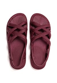 Sandalias burdeos con textura trenzada, que presentan correas entrelazadas y un diseño de punta abierta, fabricadas con material flexible para mayor comodidad.