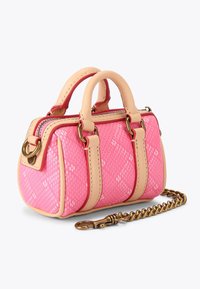 Borsa a tracolla rosa con dettagli beige, finitura testurizzata, forma arrotondata, manici corti e tracolla a catena dorata removibile. Dettaglio della chiusura con zip visibile.