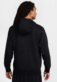 Felpa nera con cappuccio regolabile, polsini e orlo a costine. Tessuto morbido, design semplice e senza motivi o dettagli visibili.