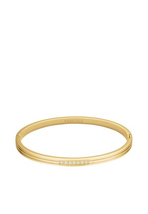 Gouden bangle armband met een gladde afwerking, voorzien van vijf kleine heldere stenen in een rij en subtiele lineaire details op het oppervlak.