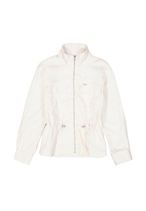 Chaqueta blanca ligera con un alto cuello, cierre frontal de cremallera, dos bolsillos en el pecho y cordón ajustable en la cintura. Mangas largas.