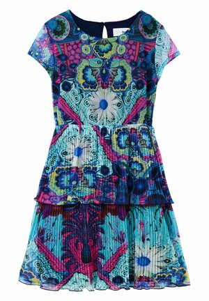 Robe plissée à manches courtes avec des motifs floraux et papillons abstraits aux couleurs vives de bleu, violet et turquoise, dotée d'une fermeture à l'arrière avec ouverture en trou de serrure.