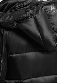 Czarna puchowa kurtka z pikowanym wzorem i miękkim, błyszczącym wykończeniem. Zawiera składany kaptur oraz metalowe akcenty. Widoczna kieszeń na zamek.