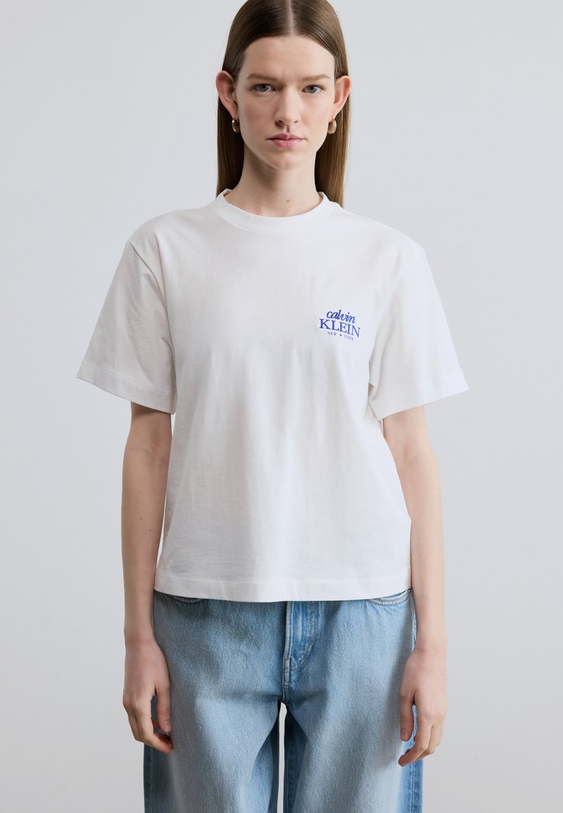 Λευκό βαμβακερό t-shirt με κοντά μανίκια, με μπλε λογότυπο Calvin Klein στην αριστερή πλευρά του στήθους. Άνετη εφαρμογή, απλό σχέδιο, ελαφριά υφή.