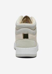 Wysokie sneakersy w miękkim beżowym zamszu z kremowymi akcentami, z złotym detalem na tylnej części i białą gumową podeszwą.