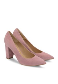 Różowe szpilki zamszowe z noskiem w szpic i grubym obcasem. Gładka faktura i płytkie wycięcia po bokach podkreślają design.